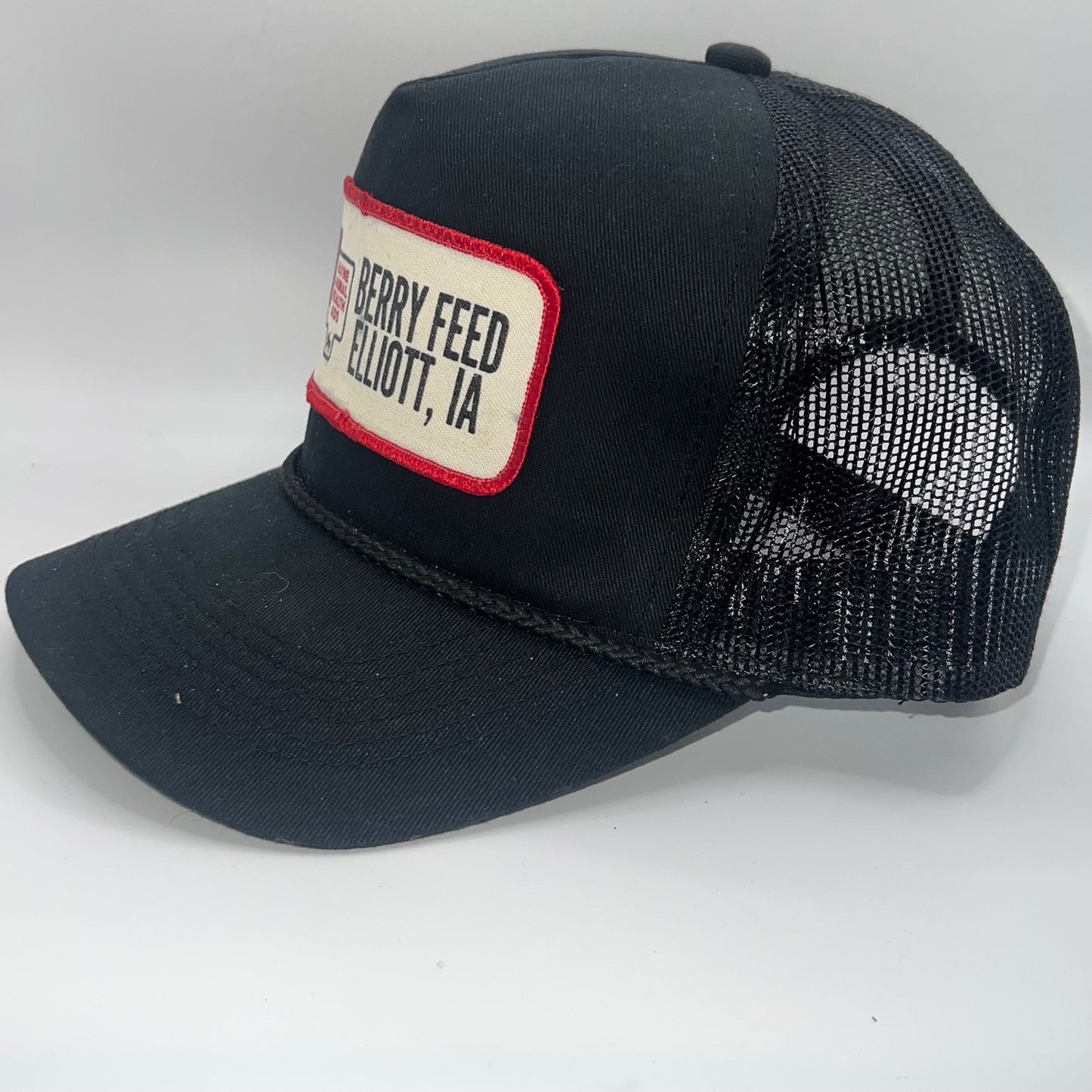 Wayne Feeds Berry Feed Elliott IA Vintage Patch Outdoor Cap Trucker Cap Snapback